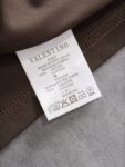 P75 🌸 华伦天奴Valentino（7色可选） 专柜经典爆款 采用天丝棉面料 圆领短袖 简约设计，肌理感强，面料透气凉爽，修身剪裁利落，商务休闲都适配，高级耐看。 尺码：M，L，xL，XXL码 （身高173体重150 穿L码）