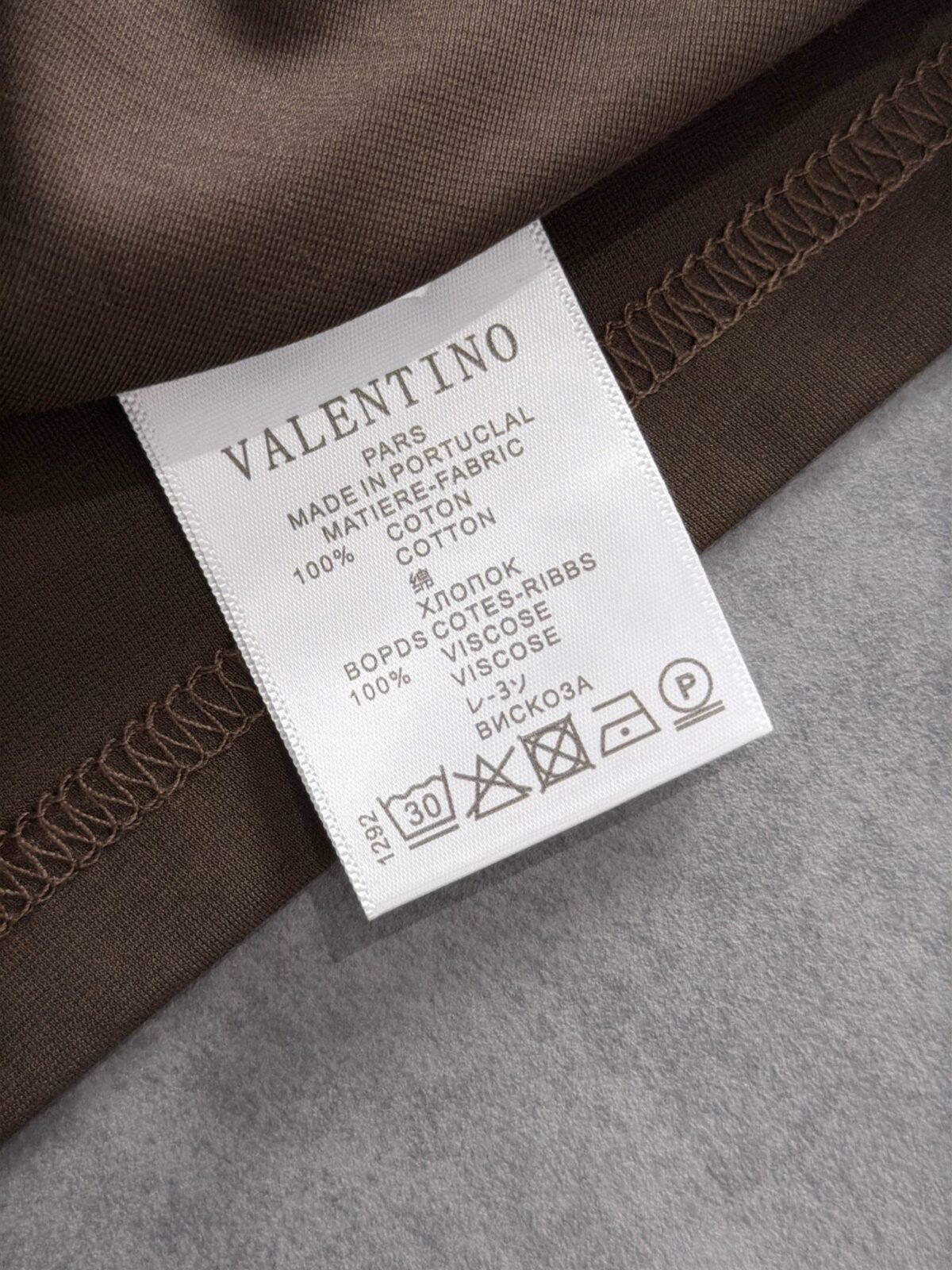 P75 🌸 华伦天奴Valentino（7色可选） 专柜经典爆款 采用天丝棉面料 圆领短袖 简约设计，肌理感强，面料透气凉爽，修身剪裁利落，商务休闲都适配，高级耐看。 尺码：M，L，xL，XXL码 （身高173体重150 穿L码）