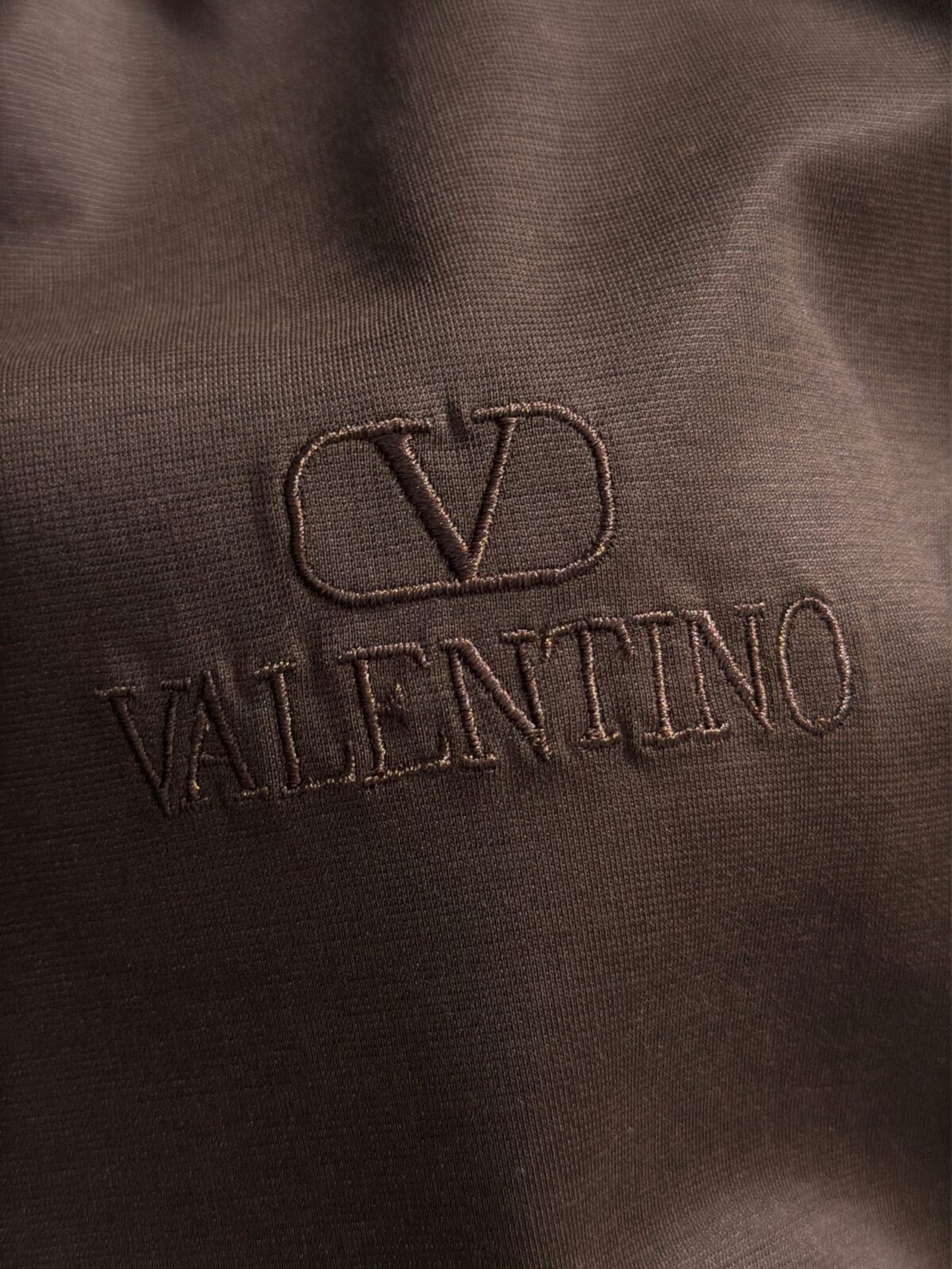 P75 🌸 华伦天奴Valentino（7色可选） 专柜经典爆款 采用天丝棉面料 圆领短袖 简约设计，肌理感强，面料透气凉爽，修身剪裁利落，商务休闲都适配，高级耐看。 尺码：M，L，xL，XXL码 （身高173体重150 穿L码）