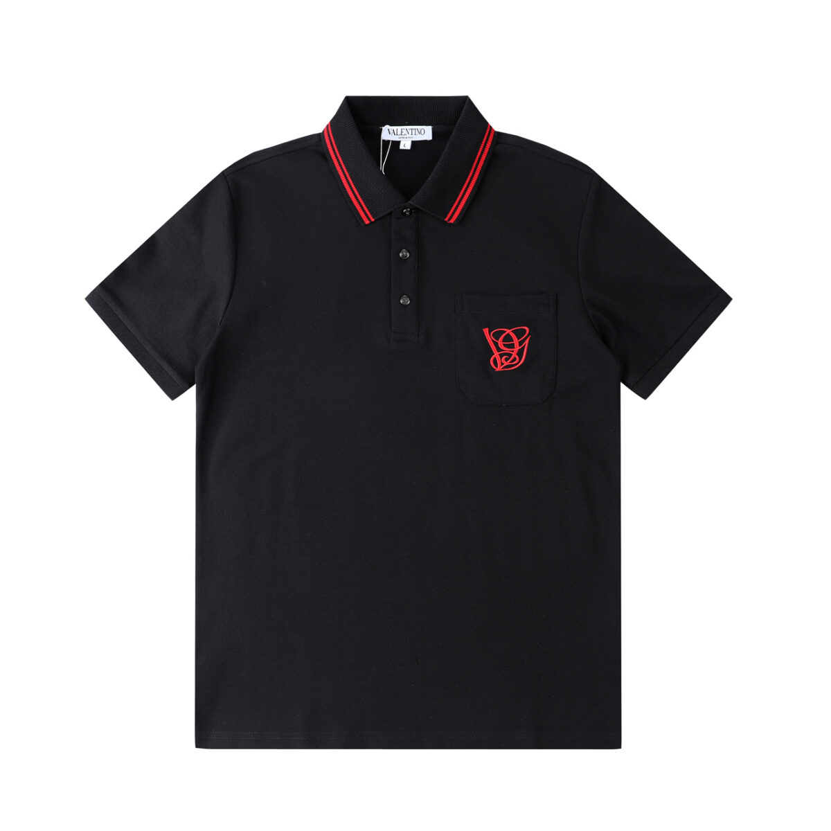 P85 VALENTNO 华伦天奴 前幅口袋logo刺绣🪡 Logo经典识标印花 精致升级，灵感源自八十年代复古 原版面料 官方同款 polo衫短袖T恤 定制260克同缸染面料 手感非常舒服 春夏最新砖柜同步 时尚又个性 超级百搭好看的一款 男女都非常合适 人手必备款 吊牌 领标 水洗麦 三标齐全 颜色: 黑色 尺码：M-3XL