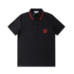 P85 VALENTNO 华伦天奴 前幅口袋logo刺绣🪡 Logo经典识标印花 精致升级，灵感源自八十年代复古 原版面料 官方同款 polo衫短袖T恤 定制260克同缸染面料 手感非常舒服 春夏最新砖柜同步 时尚又个性 超级百搭好看的一款 男女都非常合适 人手必备款 吊牌 领标 水洗麦 三标齐全 颜色: 黑色 尺码：M-3XL
