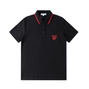 P85 VALENTNO 华伦天奴 前幅口袋logo刺绣🪡 Logo经典识标印花 精致升级，灵感源自八十年代复古 原版面料 官方同款 polo衫短袖T恤 定制260克同缸染面料 手感非常舒服 春夏最新砖柜同步 时尚又个性 超级百搭好看的一款 男女都非常合适 人手必备款 吊牌 领标 水洗麦 三标齐全 颜色: 黑色 尺码：M-3XL