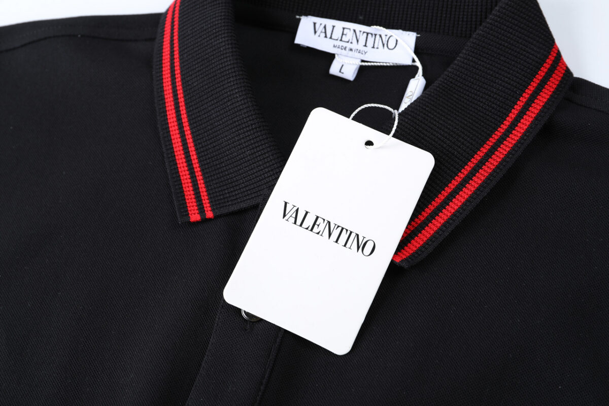 P85 VALENTNO 华伦天奴 前幅口袋logo刺绣🪡 Logo经典识标印花 精致升级，灵感源自八十年代复古 原版面料 官方同款 polo衫短袖T恤 定制260克同缸染面料 手感非常舒服 春夏最新砖柜同步 时尚又个性 超级百搭好看的一款 男女都非常合适 人手必备款 吊牌 领标 水洗麦 三标齐全 颜色: 黑色 尺码：M-3XL