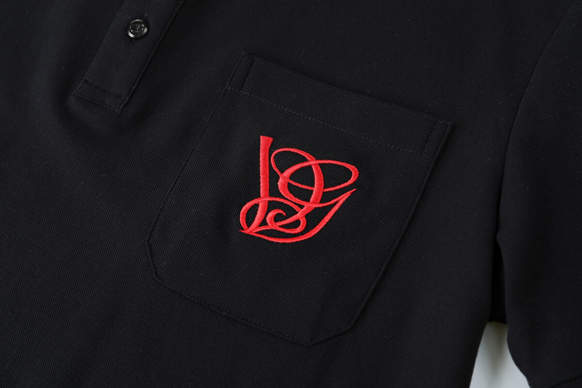 P85 VALENTNO 华伦天奴 前幅口袋logo刺绣🪡 Logo经典识标印花 精致升级，灵感源自八十年代复古 原版面料 官方同款 polo衫短袖T恤 定制260克同缸染面料 手感非常舒服 春夏最新砖柜同步 时尚又个性 超级百搭好看的一款 男女都非常合适 人手必备款 吊牌 领标 水洗麦 三标齐全 颜色: 黑色 尺码：M-3XL