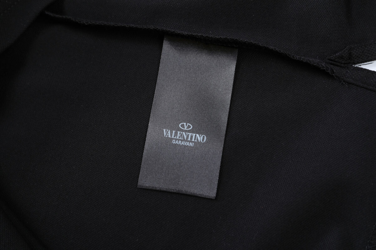 P85 VALENTNO 华伦天奴 前幅口袋logo刺绣🪡 Logo经典识标印花 精致升级，灵感源自八十年代复古 原版面料 官方同款 polo衫短袖T恤 定制260克同缸染面料 手感非常舒服 春夏最新砖柜同步 时尚又个性 超级百搭好看的一款 男女都非常合适 人手必备款 吊牌 领标 水洗麦 三标齐全 颜色: 黑色 尺码：M-3XL