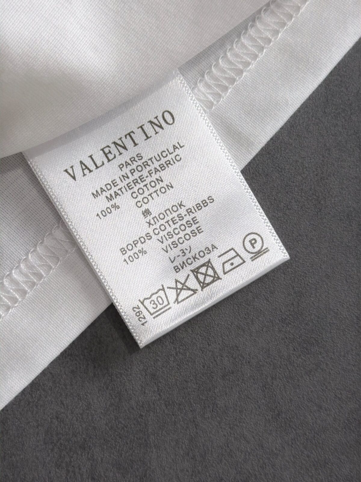 P75 🌸 华伦天奴Valentino（7色可选） 专柜经典爆款 采用天丝棉面料 圆领短袖 简约设计，肌理感强，面料透气凉爽，修身剪裁利落，商务休闲都适配，高级耐看。 尺码：M，L，xL，XXL码 （身高173体重150 穿L码）