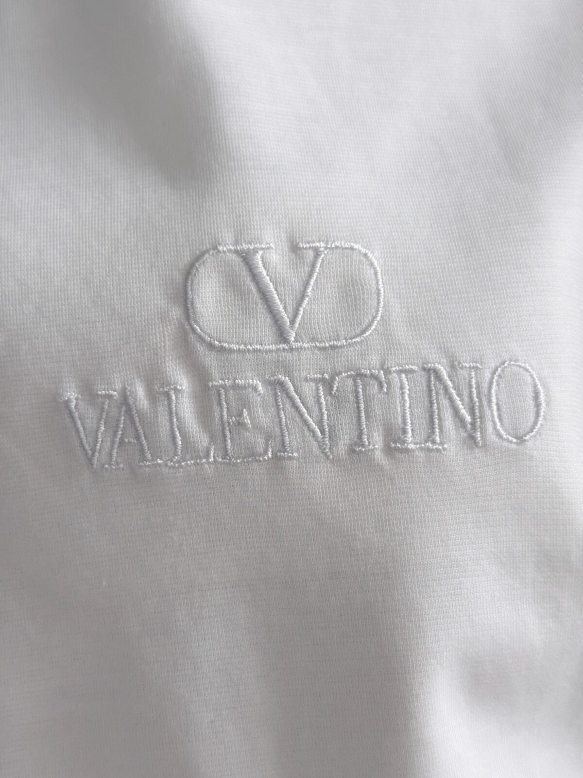 P75 🌸 华伦天奴Valentino（7色可选） 专柜经典爆款 采用天丝棉面料 圆领短袖 简约设计，肌理感强，面料透气凉爽，修身剪裁利落，商务休闲都适配，高级耐看。 尺码：M，L，xL，XXL码 （身高173体重150 穿L码）