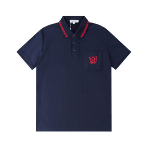 P85 VALENTNO 华伦天奴 前幅口袋logo刺绣🪡 Logo经典识标印花 精致升级，灵感源自八十年代复古 原版面料 官方同款 polo衫短袖T恤 定制260克同缸染面料 手感非常舒服 春夏最新砖柜同步 时尚又个性 超级百搭好看的一款 男女都非常合适 人手必备款 吊牌 领标 水洗麦 三标齐全 颜色: 宝蓝色 尺码：M-3XL