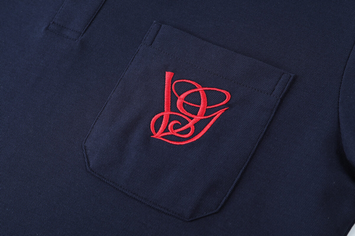 P85 VALENTNO 华伦天奴 前幅口袋logo刺绣🪡 Logo经典识标印花 精致升级，灵感源自八十年代复古 原版面料 官方同款 polo衫短袖T恤 定制260克同缸染面料 手感非常舒服 春夏最新砖柜同步 时尚又个性 超级百搭好看的一款 男女都非常合适 人手必备款 吊牌 领标 水洗麦 三标齐全 颜色: 宝蓝色 尺码：M-3XL