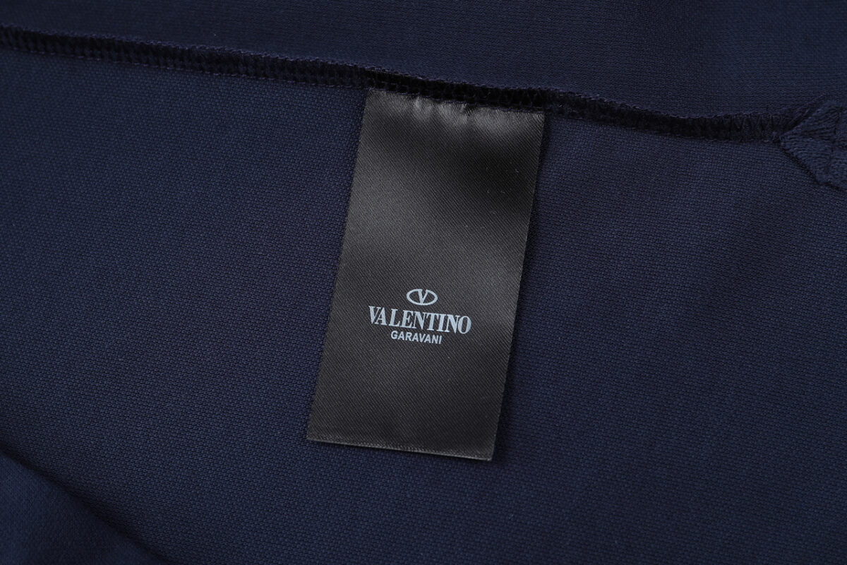 P85 VALENTNO 华伦天奴 前幅口袋logo刺绣🪡 Logo经典识标印花 精致升级，灵感源自八十年代复古 原版面料 官方同款 polo衫短袖T恤 定制260克同缸染面料 手感非常舒服 春夏最新砖柜同步 时尚又个性 超级百搭好看的一款 男女都非常合适 人手必备款 吊牌 领标 水洗麦 三标齐全 颜色: 宝蓝色 尺码：M-3XL