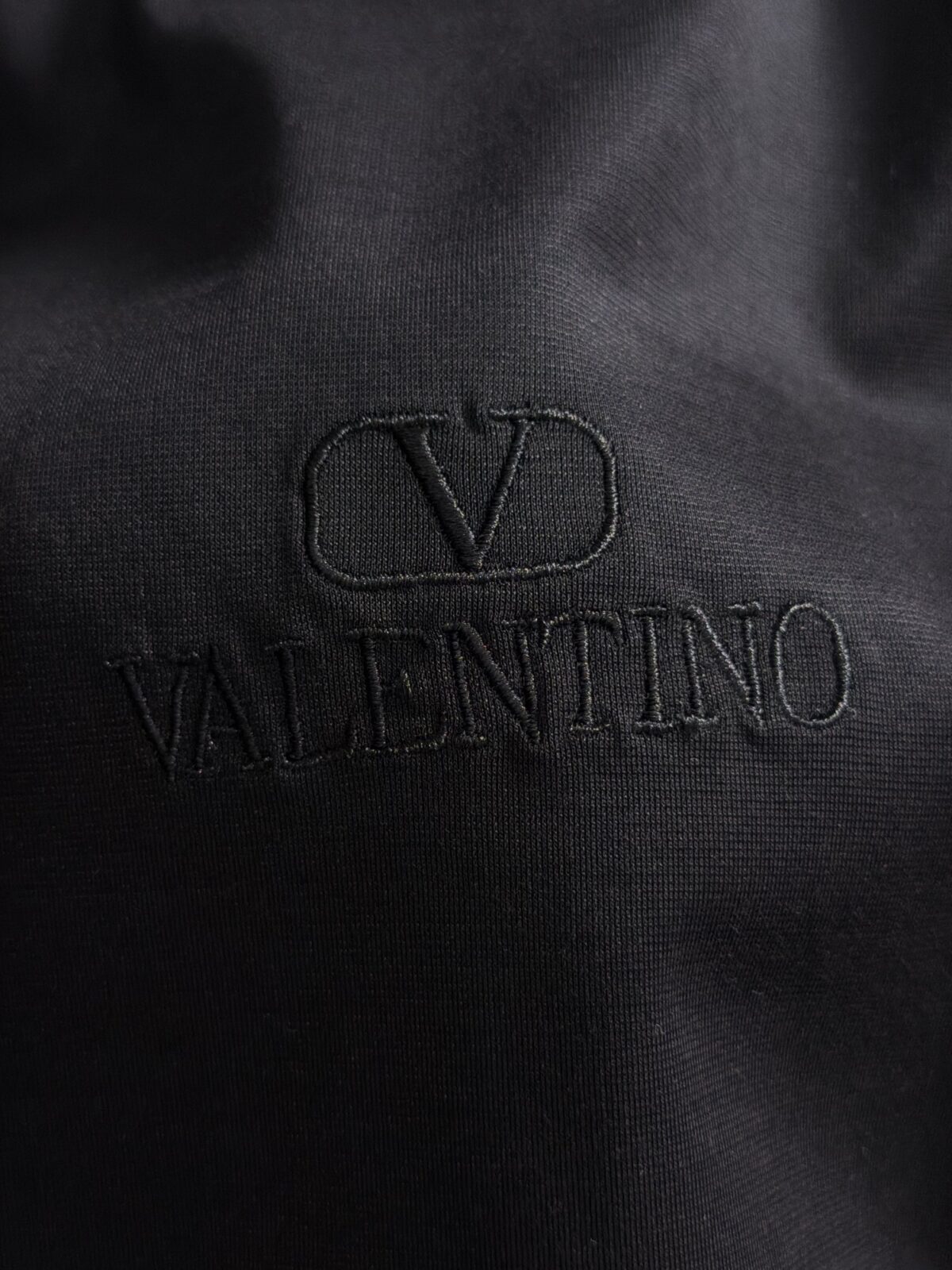P75 🌸 华伦天奴Valentino（7色可选） 专柜经典爆款 采用天丝棉面料 圆领短袖 简约设计，肌理感强，面料透气凉爽，修身剪裁利落，商务休闲都适配，高级耐看。 尺码：M，L，xL，XXL码 （身高173体重150 穿L码）
