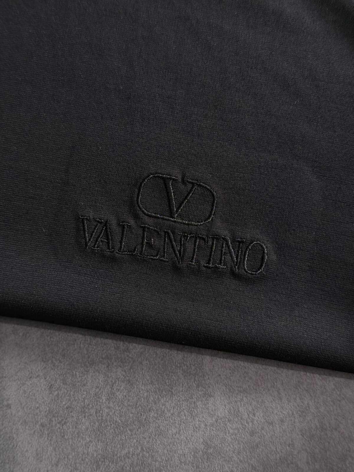 P75 🌸 华伦天奴Valentino（7色可选） 专柜经典爆款 采用天丝棉面料 圆领短袖 简约设计，肌理感强，面料透气凉爽，修身剪裁利落，商务休闲都适配，高级耐看。 尺码：M，L，xL，XXL码 （身高173体重150 穿L码）
