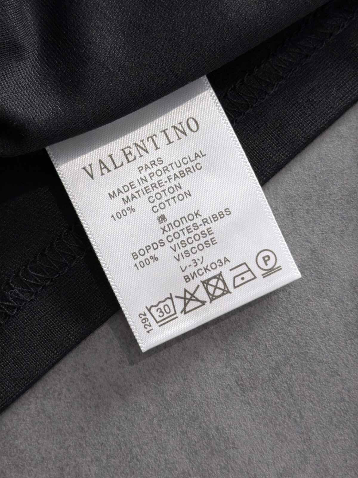 P75 🌸 华伦天奴Valentino（7色可选） 专柜经典爆款 采用天丝棉面料 圆领短袖 简约设计，肌理感强，面料透气凉爽，修身剪裁利落，商务休闲都适配，高级耐看。 尺码：M，L，xL，XXL码 （身高173体重150 穿L码）