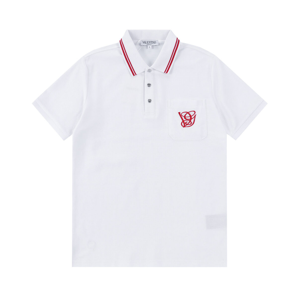 P85 VALENTNO 华伦天奴 前幅口袋logo刺绣🪡 Logo经典识标印花 精致升级，灵感源自八十年代复古 原版面料 官方同款 polo衫短袖T恤 定制260克同缸染面料 手感非常舒服 春夏最新砖柜同步 时尚又个性 超级百搭好看的一款 男女都非常合适 人手必备款 吊牌 领标 水洗麦 三标齐全 颜色: 白色 尺码：M-3XL