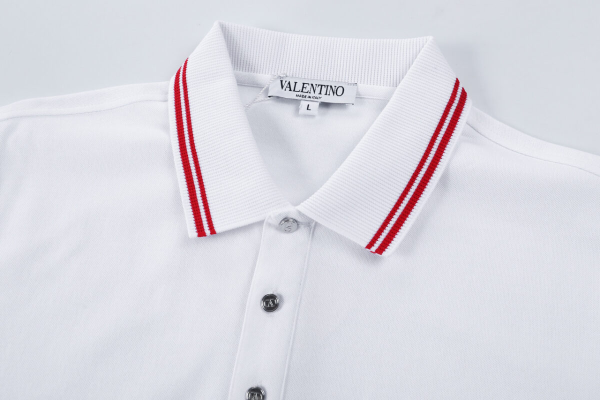 P85 VALENTNO 华伦天奴 前幅口袋logo刺绣🪡 Logo经典识标印花 精致升级，灵感源自八十年代复古 原版面料 官方同款 polo衫短袖T恤 定制260克同缸染面料 手感非常舒服 春夏最新砖柜同步 时尚又个性 超级百搭好看的一款 男女都非常合适 人手必备款 吊牌 领标 水洗麦 三标齐全 颜色: 白色 尺码：M-3XL
