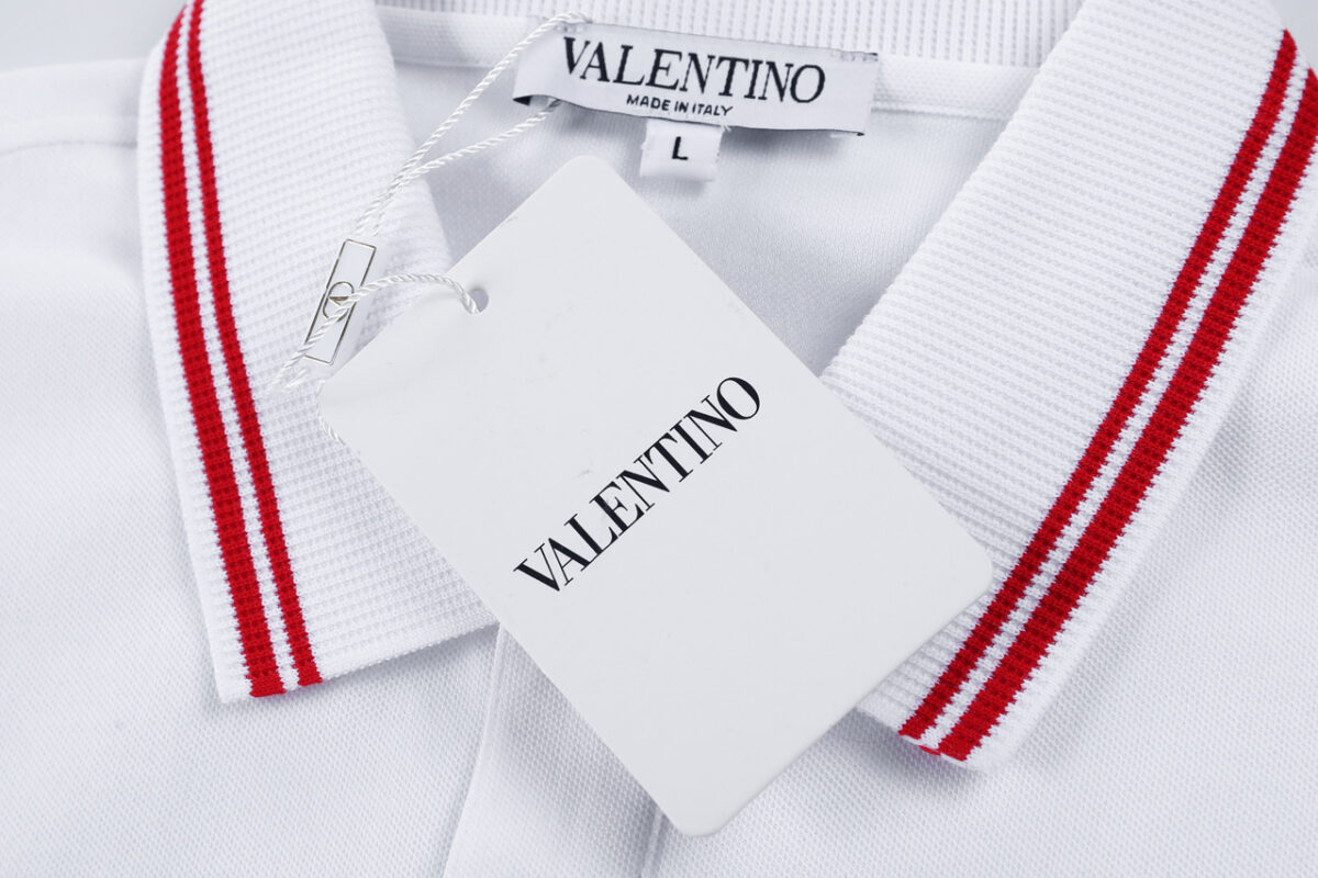 P85 VALENTNO 华伦天奴 前幅口袋logo刺绣🪡 Logo经典识标印花 精致升级，灵感源自八十年代复古 原版面料 官方同款 polo衫短袖T恤 定制260克同缸染面料 手感非常舒服 春夏最新砖柜同步 时尚又个性 超级百搭好看的一款 男女都非常合适 人手必备款 吊牌 领标 水洗麦 三标齐全 颜色: 白色 尺码：M-3XL