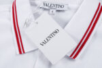 P85 VALENTNO 华伦天奴 前幅口袋logo刺绣🪡 Logo经典识标印花 精致升级，灵感源自八十年代复古 原版面料 官方同款 polo衫短袖T恤 定制260克同缸染面料 手感非常舒服 春夏最新砖柜同步 时尚又个性 超级百搭好看的一款 男女都非常合适 人手必备款 吊牌 领标 水洗麦 三标齐全 颜色: 白色 尺码：M-3XL