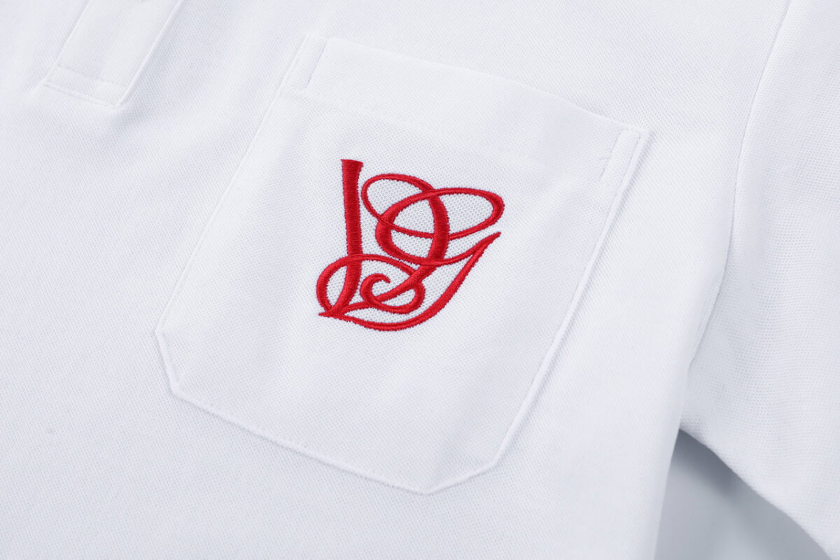 P85 VALENTNO 华伦天奴 前幅口袋logo刺绣🪡 Logo经典识标印花 精致升级，灵感源自八十年代复古 原版面料 官方同款 polo衫短袖T恤 定制260克同缸染面料 手感非常舒服 春夏最新砖柜同步 时尚又个性 超级百搭好看的一款 男女都非常合适 人手必备款 吊牌 领标 水洗麦 三标齐全 颜色: 白色 尺码：M-3XL