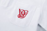 P85 VALENTNO 华伦天奴 前幅口袋logo刺绣🪡 Logo经典识标印花 精致升级，灵感源自八十年代复古 原版面料 官方同款 polo衫短袖T恤 定制260克同缸染面料 手感非常舒服 春夏最新砖柜同步 时尚又个性 超级百搭好看的一款 男女都非常合适 人手必备款 吊牌 领标 水洗麦 三标齐全 颜色: 白色 尺码：M-3XL