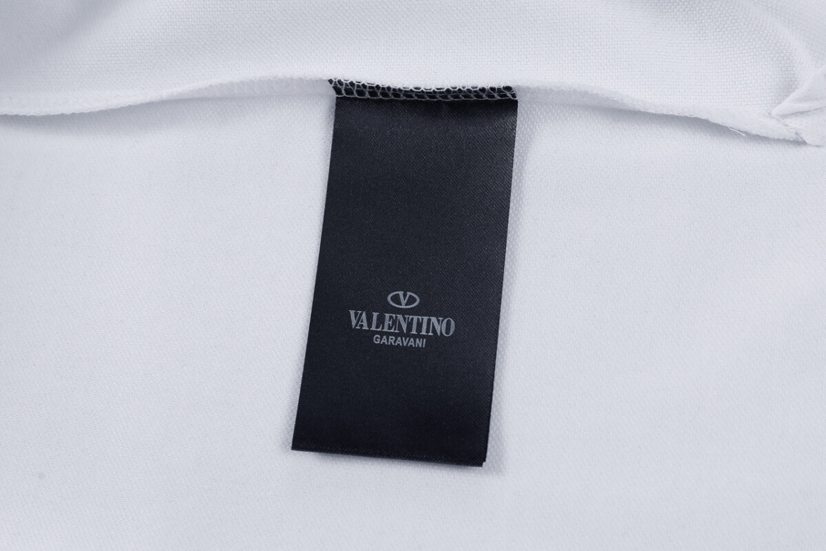 P85 VALENTNO 华伦天奴 前幅口袋logo刺绣🪡 Logo经典识标印花 精致升级，灵感源自八十年代复古 原版面料 官方同款 polo衫短袖T恤 定制260克同缸染面料 手感非常舒服 春夏最新砖柜同步 时尚又个性 超级百搭好看的一款 男女都非常合适 人手必备款 吊牌 领标 水洗麦 三标齐全 颜色: 白色 尺码：M-3XL