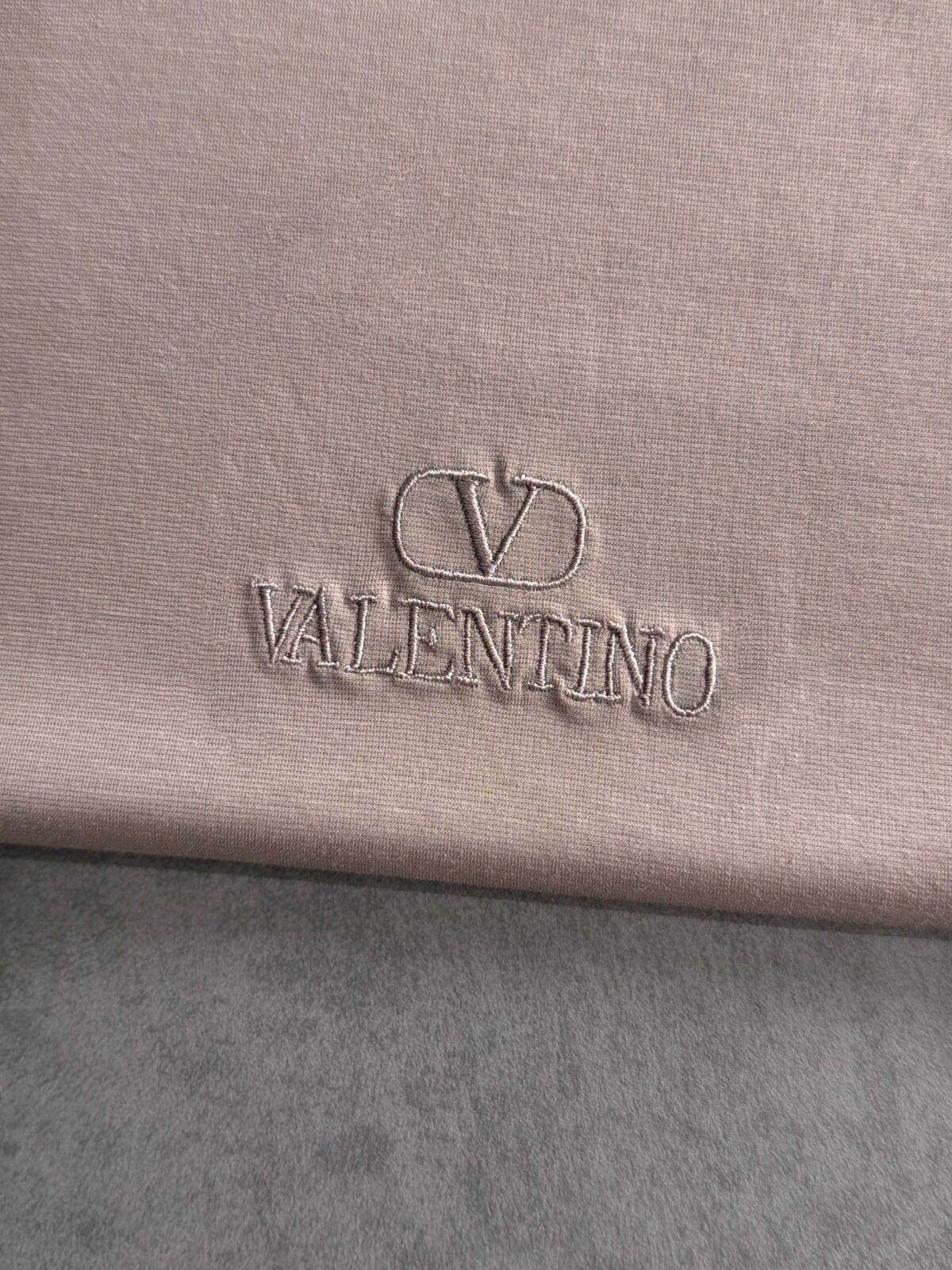 P75 🌸 华伦天奴Valentino（7色可选） 专柜经典爆款 采用天丝棉面料 圆领短袖 简约设计，肌理感强，面料透气凉爽，修身剪裁利落，商务休闲都适配，高级耐看。 尺码：M，L，xL，XXL码 （身高173体重150 穿L码）