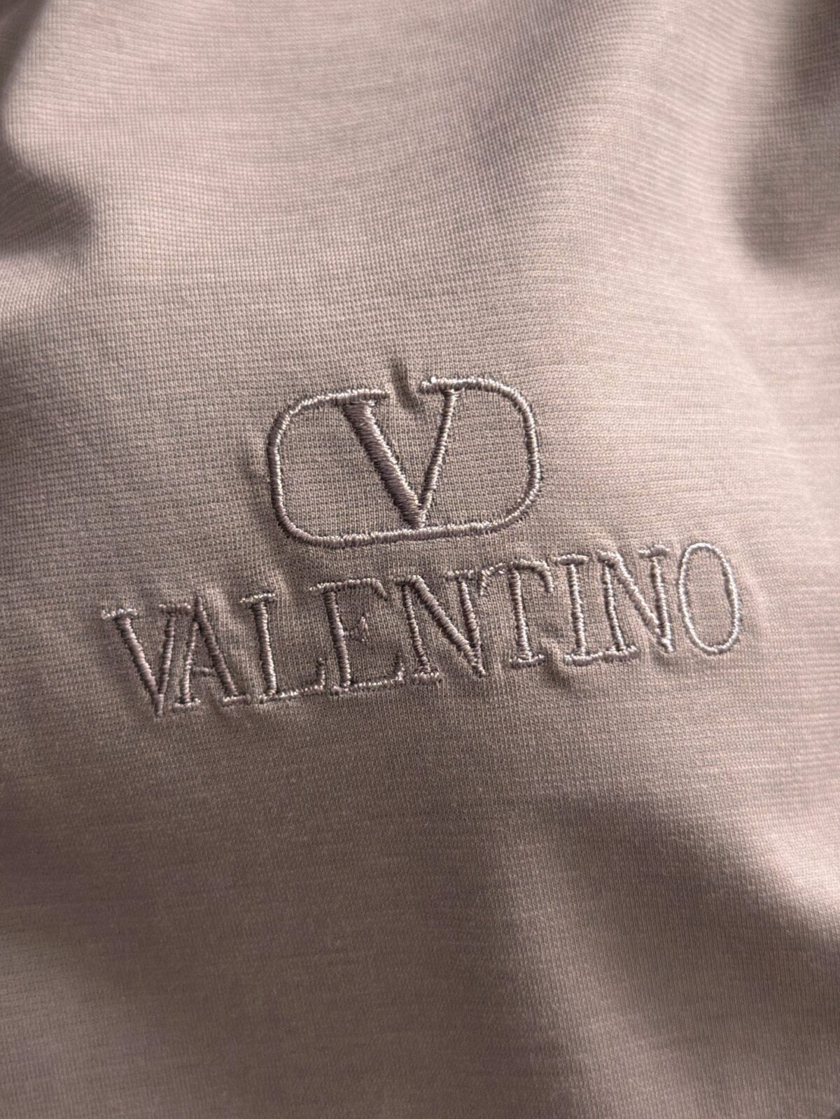 P75 🌸 华伦天奴Valentino（7色可选） 专柜经典爆款 采用天丝棉面料 圆领短袖 简约设计，肌理感强，面料透气凉爽，修身剪裁利落，商务休闲都适配，高级耐看。 尺码：M，L，xL，XXL码 （身高173体重150 穿L码）
