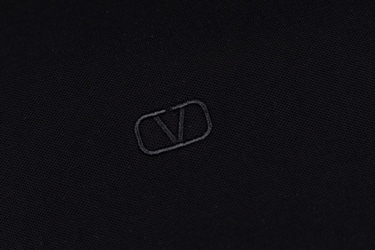 weigou_221773_5_427f73e425 P85 VALENTNO 华伦天奴 小标刺绣🪡 Logo经典识标印花 精致升级,灵感源自八十年代复古 原版面料 官方同款 polo衫短袖T恤 定制260克同缸染面料 手感非常舒服 春夏最新砖柜同步 时尚又个性 超级百搭好看的一款 男女都非常合适 人手必备款 吊牌 领标 水洗麦 三标齐全 颜色: 黑色 尺码:M-3XL
