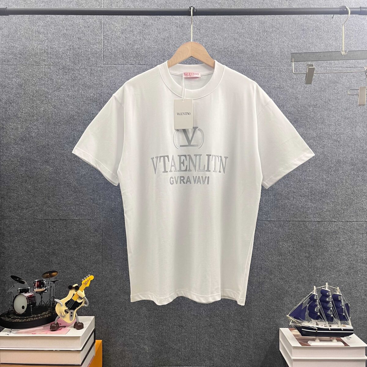 weigou_221803_0_f8bbf3b3fb P80 Vale*华*伦*天奴 2026 春夏新款 经典字母厚板硅胶工艺 双纱定制平纹纯棉面料 短袖T恤 男女同款 颜色:白色 黑色 灰色 尺码: S (90-130斤) M (120-150斤) L (140-165斤) XL (160-180斤) XXL (180-210斤)