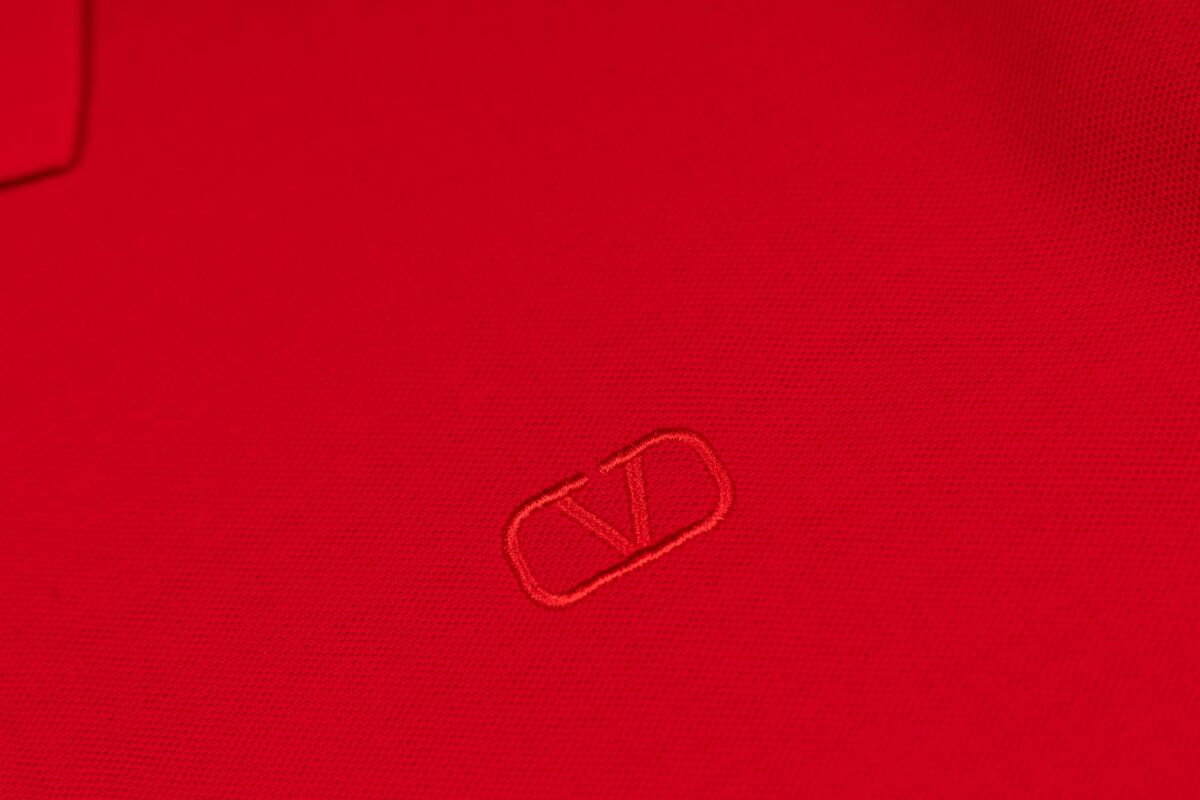weigou_221814_5_de7c540b88 P85 VALENTNO 华伦天奴 小标刺绣🪡 Logo经典识标印花 精致升级,灵感源自八十年代复古 原版面料 官方同款 polo衫短袖T恤 定制260克同缸染面料 手感非常舒服 春夏最新砖柜同步 时尚又个性 超级百搭好看的一款 男女都非常合适 人手必备款 吊牌 领标 水洗麦 三标齐全 颜色: 红色 尺码:M-3XL