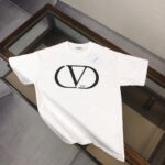 P75 💥 VALENTINO/华伦天奴 专柜同款圆领短袖T恤～标志性品牌字母logo印花点缀～定制棉质面料～ 厚板立体！衣服偏厚使整体高透气和柔软性的质感更加凸显，饱满的棉质感引起极度舒适。高端人士必备单品！男女同款！ 颜色：黑色 白色 尺码：M-3XL（下单请报身高体重！）
