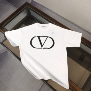 P75 💥 VALENTINO/华伦天奴 专柜同款圆领短袖T恤～标志性品牌字母logo印花点缀～定制棉质面料～ 厚板立体！衣服偏厚使整体高透气和柔软性的质感更加凸显，饱满的棉质感引起极度舒适。高端人士必备单品！男女同款！ 颜色：黑色 白色 尺码：M-3XL（下单请报身高体重！）