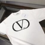P75 💥 VALENTINO/华伦天奴 专柜同款圆领短袖T恤～标志性品牌字母logo印花点缀～定制棉质面料～ 厚板立体！衣服偏厚使整体高透气和柔软性的质感更加凸显，饱满的棉质感引起极度舒适。高端人士必备单品！男女同款！ 颜色：黑色 白色 尺码：M-3XL（下单请报身高体重！）
