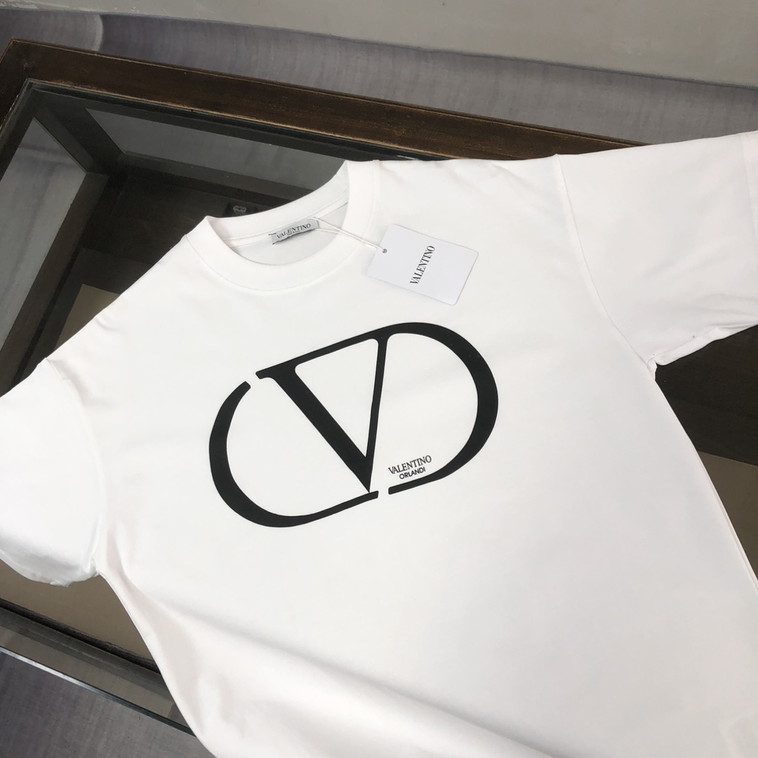 P75 💥 VALENTINO/华伦天奴 专柜同款圆领短袖T恤～标志性品牌字母logo印花点缀～定制棉质面料～ 厚板立体！衣服偏厚使整体高透气和柔软性的质感更加凸显，饱满的棉质感引起极度舒适。高端人士必备单品！男女同款！ 颜色：黑色 白色 尺码：M-3XL（下单请报身高体重！）