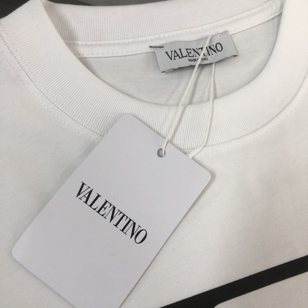 P75 💥 VALENTINO/华伦天奴 专柜同款圆领短袖T恤～标志性品牌字母logo印花点缀～定制棉质面料～ 厚板立体！衣服偏厚使整体高透气和柔软性的质感更加凸显，饱满的棉质感引起极度舒适。高端人士必备单品！男女同款！ 颜色：黑色 白色 尺码：M-3XL（下单请报身高体重！）