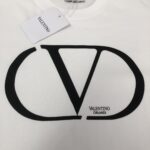 P75 💥 VALENTINO/华伦天奴 专柜同款圆领短袖T恤～标志性品牌字母logo印花点缀～定制棉质面料～ 厚板立体！衣服偏厚使整体高透气和柔软性的质感更加凸显，饱满的棉质感引起极度舒适。高端人士必备单品！男女同款！ 颜色：黑色 白色 尺码：M-3XL（下单请报身高体重！）