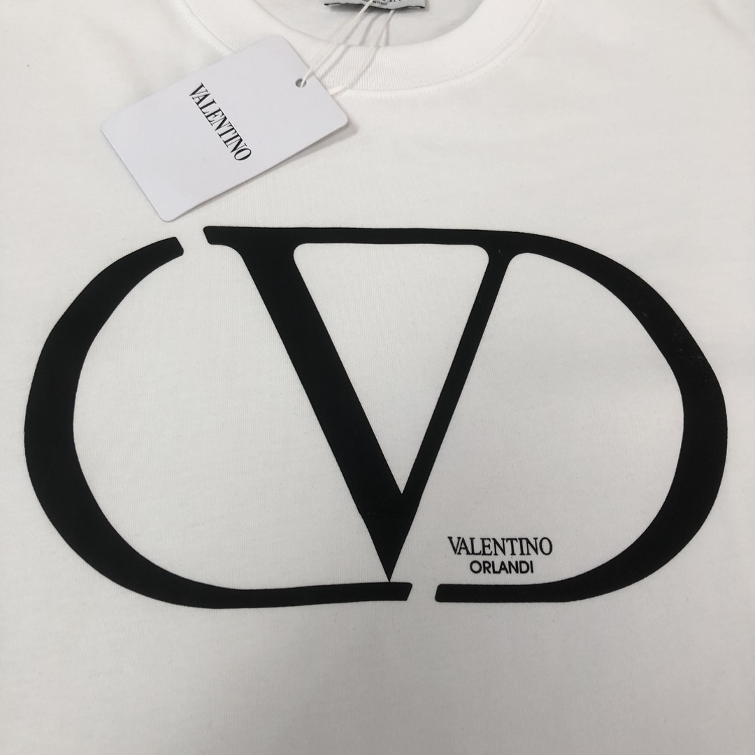 P75 💥 VALENTINO/华伦天奴 专柜同款圆领短袖T恤～标志性品牌字母logo印花点缀～定制棉质面料～ 厚板立体！衣服偏厚使整体高透气和柔软性的质感更加凸显，饱满的棉质感引起极度舒适。高端人士必备单品！男女同款！ 颜色：黑色 白色 尺码：M-3XL（下单请报身高体重！）