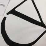 P75 💥 VALENTINO/华伦天奴 专柜同款圆领短袖T恤～标志性品牌字母logo印花点缀～定制棉质面料～ 厚板立体！衣服偏厚使整体高透气和柔软性的质感更加凸显，饱满的棉质感引起极度舒适。高端人士必备单品！男女同款！ 颜色：黑色 白色 尺码：M-3XL（下单请报身高体重！）