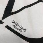 P75 💥 VALENTINO/华伦天奴 专柜同款圆领短袖T恤～标志性品牌字母logo印花点缀～定制棉质面料～ 厚板立体！衣服偏厚使整体高透气和柔软性的质感更加凸显，饱满的棉质感引起极度舒适。高端人士必备单品！男女同款！ 颜色：黑色 白色 尺码：M-3XL（下单请报身高体重！）