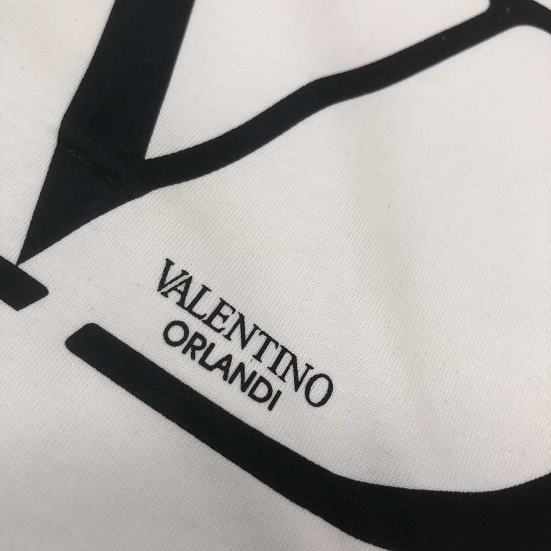 P75 💥 VALENTINO/华伦天奴 专柜同款圆领短袖T恤～标志性品牌字母logo印花点缀～定制棉质面料～ 厚板立体！衣服偏厚使整体高透气和柔软性的质感更加凸显，饱满的棉质感引起极度舒适。高端人士必备单品！男女同款！ 颜色：黑色 白色 尺码：M-3XL（下单请报身高体重！）