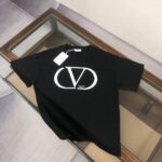 weigou_221847_0_d76782e7d4 P75 💥 VALENTINO/华伦天奴 专柜同款圆领短袖T恤~标志性品牌字母logo印花点缀~定制棉质面料~ 厚板立体!衣服偏厚使整体高透气和柔软性的质感更加凸显,饱满的棉质感引起极度舒适。高端人士必备单品!男女同款! 颜色:黑色 白色 尺码:M-3XL(下单请报身高体重!)