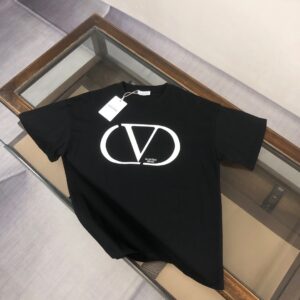 P75 💥 VALENTINO/华伦天奴 专柜同款圆领短袖T恤～标志性品牌字母logo印花点缀～定制棉质面料～ 厚板立体！衣服偏厚使整体高透气和柔软性的质感更加凸显，饱满的棉质感引起极度舒适。高端人士必备单品！男女同款！ 颜色：黑色 白色 尺码：M-3XL（下单请报身高体重！）