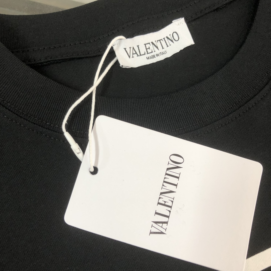 weigou_221847_2_6937802d03 P75 💥 VALENTINO/华伦天奴 专柜同款圆领短袖T恤~标志性品牌字母logo印花点缀~定制棉质面料~ 厚板立体!衣服偏厚使整体高透气和柔软性的质感更加凸显,饱满的棉质感引起极度舒适。高端人士必备单品!男女同款! 颜色:黑色 白色 尺码:M-3XL(下单请报身高体重!)
