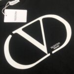 weigou_221847_3_21e24d2db0 P75 💥 VALENTINO/华伦天奴 专柜同款圆领短袖T恤~标志性品牌字母logo印花点缀~定制棉质面料~ 厚板立体!衣服偏厚使整体高透气和柔软性的质感更加凸显,饱满的棉质感引起极度舒适。高端人士必备单品!男女同款! 颜色:黑色 白色 尺码:M-3XL(下单请报身高体重!)