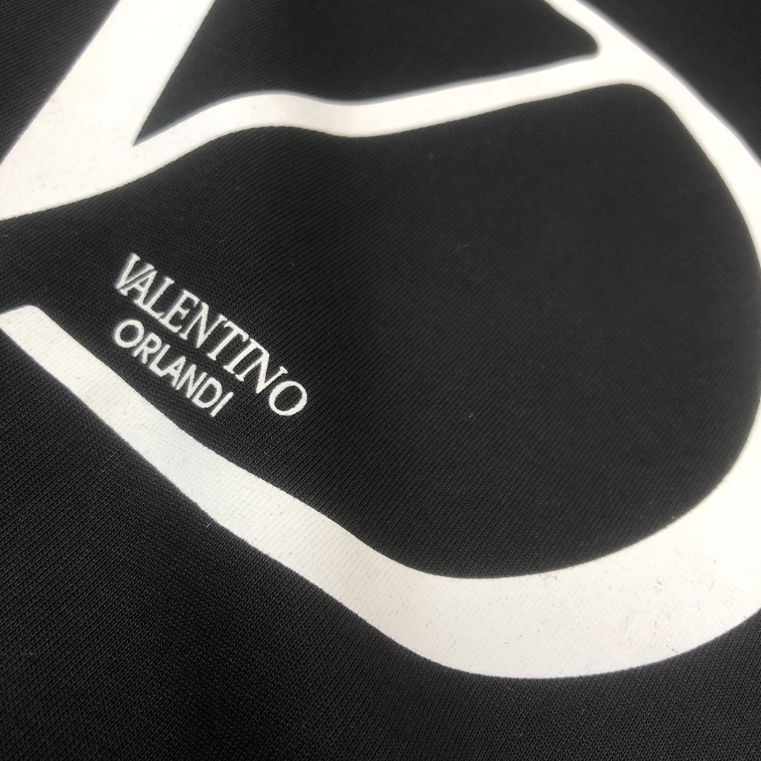 weigou_221847_4_75c816bff3 P75 💥 VALENTINO/华伦天奴 专柜同款圆领短袖T恤~标志性品牌字母logo印花点缀~定制棉质面料~ 厚板立体!衣服偏厚使整体高透气和柔软性的质感更加凸显,饱满的棉质感引起极度舒适。高端人士必备单品!男女同款! 颜色:黑色 白色 尺码:M-3XL(下单请报身高体重!)