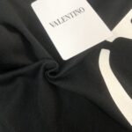 weigou_221847_5_286f550688 P75 💥 VALENTINO/华伦天奴 专柜同款圆领短袖T恤~标志性品牌字母logo印花点缀~定制棉质面料~ 厚板立体!衣服偏厚使整体高透气和柔软性的质感更加凸显,饱满的棉质感引起极度舒适。高端人士必备单品!男女同款! 颜色:黑色 白色 尺码:M-3XL(下单请报身高体重!)