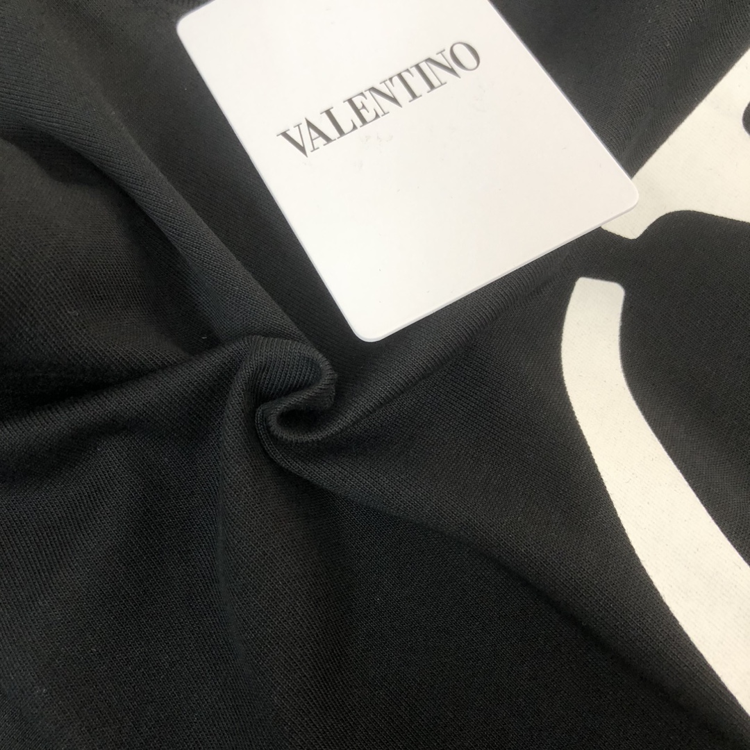 weigou_221847_5_286f550688 P75 💥 VALENTINO/华伦天奴 专柜同款圆领短袖T恤~标志性品牌字母logo印花点缀~定制棉质面料~ 厚板立体!衣服偏厚使整体高透气和柔软性的质感更加凸显,饱满的棉质感引起极度舒适。高端人士必备单品!男女同款! 颜色:黑色 白色 尺码:M-3XL(下单请报身高体重!)