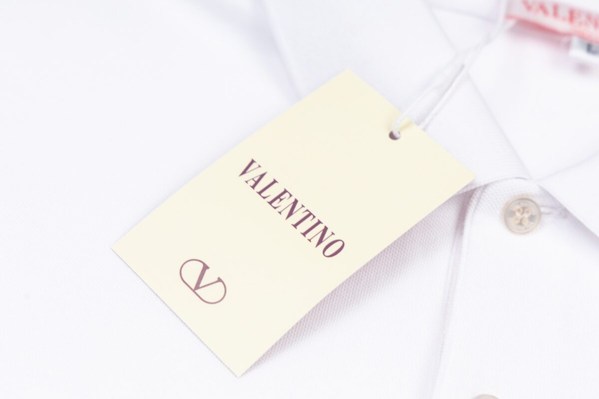 P85 VALENTNO 华伦天奴 小标刺绣🪡 Logo经典识标印花 精致升级，灵感源自八十年代复古 原版面料 官方同款 polo衫短袖T恤 定制260克同缸染面料 手感非常舒服 春夏最新砖柜同步 时尚又个性 超级百搭好看的一款 男女都非常合适 人手必备款 吊牌 领标 水洗麦 三标齐全 颜色: 白色 尺码：M-3XL