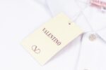 P85 VALENTNO 华伦天奴 小标刺绣🪡 Logo经典识标印花 精致升级，灵感源自八十年代复古 原版面料 官方同款 polo衫短袖T恤 定制260克同缸染面料 手感非常舒服 春夏最新砖柜同步 时尚又个性 超级百搭好看的一款 男女都非常合适 人手必备款 吊牌 领标 水洗麦 三标齐全 颜色: 白色 尺码：M-3XL