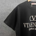 weigou_221872_3_c828efb4da P80 Vale*华*伦*天奴 2026 春夏新款 经典字母厚板硅胶工艺 双纱定制平纹纯棉面料 短袖T恤 男女同款 颜色:白色 黑色 灰色 尺码: S (90-130斤) M (120-150斤) L (140-165斤) XL (160-180斤) XXL (180-210斤)