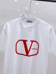P85 VLTN 华伦 2026春夏新款首发专柜最新款短袖圆领T恤 高端订制 设计前卫时尚！品牌logo厚板工艺 高端定制百分百棉➕莫代尔面料.手感柔软.穿着舒适.专柜级别精致车线.做工精细.上身效果无敌帅气！必备单品！ 颜色：黑色 白色 码数：S-XXL